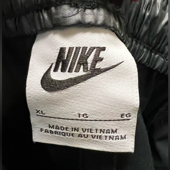 Nike - NWT - XL -  Black Cargo Pants - Oversized fit - Mid Rise stacked Length - Picture 13 of 15
